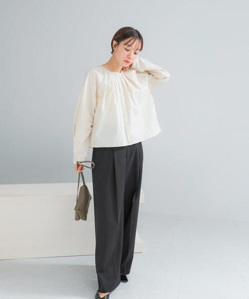 URBAN RESEARCH ROSSO WOMEN(アーバンリサーチ ロッソ)の「タックボリュームショートシャツブラウス(シャツ/ブラウス・レディース・ホワイト/チャコールグレー/イエロー系その他・FREE)」の11枚目の写真