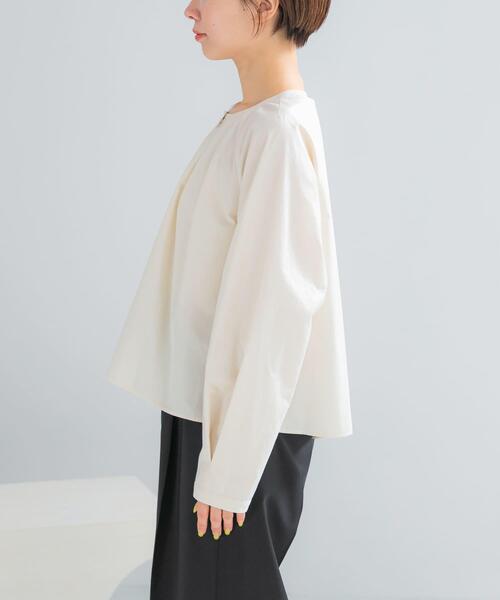 URBAN RESEARCH ROSSO WOMEN(アーバンリサーチ ロッソ)の「タックボリュームショートシャツブラウス(シャツ/ブラウス・レディース・ホワイト/チャコールグレー/イエロー系その他・FREE)」の14枚目の写真