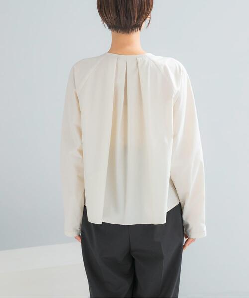 URBAN RESEARCH ROSSO WOMEN(アーバンリサーチ ロッソ)の「タックボリュームショートシャツブラウス(シャツ/ブラウス・レディース・ホワイト/チャコールグレー/イエロー系その他・FREE)」の15枚目の写真