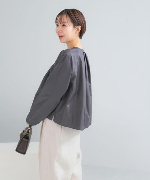 URBAN RESEARCH ROSSO WOMEN(アーバンリサーチ ロッソ)の「タックボリュームショートシャツブラウス(シャツ/ブラウス・レディース・ホワイト/チャコールグレー/イエロー系その他・FREE)」の21枚目の写真