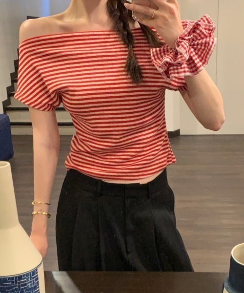 AMAJI(アマジ)の「ボーダーTシャツ オフショルダー 半袖 カットソー(Tシャツ/カットソー・レディース・レッド/ホワイト/ブラック・FREE)」の3枚目の写真
