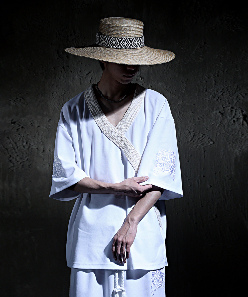 KIRTIMUKHA(キールティムカ)の「刺繍アイボリーロープ斜めVネック半袖Tシャツホワイト(Tシャツ/カットソー・メンズ・その他・FREE)」の10枚目の写真
