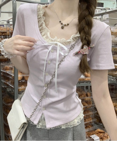 ＆soiree（アンドソワレ）の「カーディガン風レースドッキングリボン付きトップス（Tシャツ/カットソー・レディース・ピンク/ラベンダー/サックスブルー・SMALL/MEDIUM/LARGE/X-LARGE）」の2枚目の写真