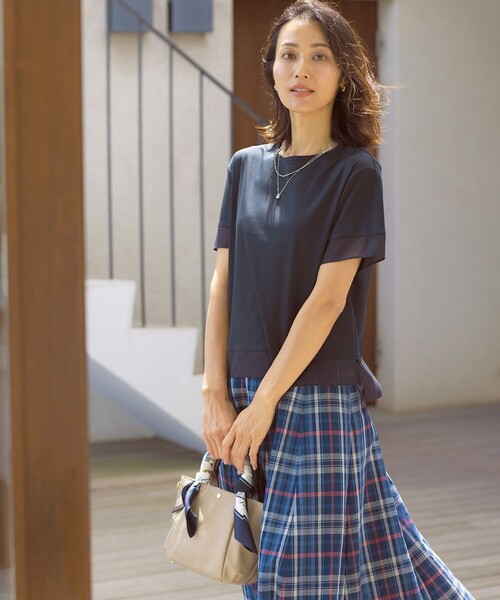 J.PRESS(ジェイプレス)の「【シーンレスに活躍】コットンスムース シアーデザイン カットソー(Tシャツ/カットソー・レディース・ネイビー系/サックスブルー系/ライトグレー系/ホワイト系/ブラウン系/ライトグリーン系・MEDIUM/LARGE)」の10枚目の写真
