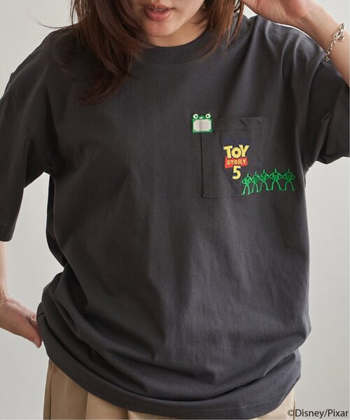 TOY STORY 5／トイ・ストーリー5 マタギ刺繍ポケットTシャツ（Tシャツ