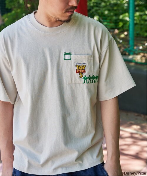 VENCEEXCHANGE(ヴァンスエクスチェンジ)の「TOY STORY 5/トイ・ストーリー5 マタギ刺繍ポケットTシャツ(Tシャツ/カットソー・メンズ・ブラック/アイボリー・M/L)」の3枚目の写真