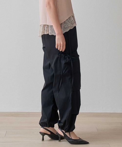 .WORKS(ドットワークス)の「リボン結びカーゴポケ パラシュートパンツ(カーゴパンツ・レディース・ピンク/オフホワイト/ライトグレー/ブラック・M)」の2枚目の写真