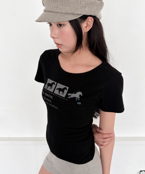 CHICKS(チックス)の「ニョンイXチックス ノ レインズ ドット ホース スリム 半袖Tシャツ ブラック(Tシャツ/カットソー・レディース・ブラック・ONE SIZE)」の1枚目の写真