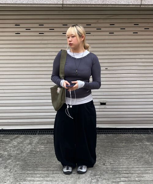 OURSAYSOUR(アワーセイアワー)の「Vネックレイヤードスタッズスリムロングスリーブチャコール(Tシャツ/カットソー・レディース・チャコール・FREE)」の8枚目の写真