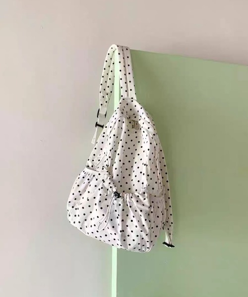 LA VORAGINE(ラ ヴォラジネ)の「ドット柄リュック 大容量 シンプルナチュラル レディース リュック A4収納可 カジュアルデイパック(バックパック/リュック・レディース・White/Black・FREE)」の13枚目の写真