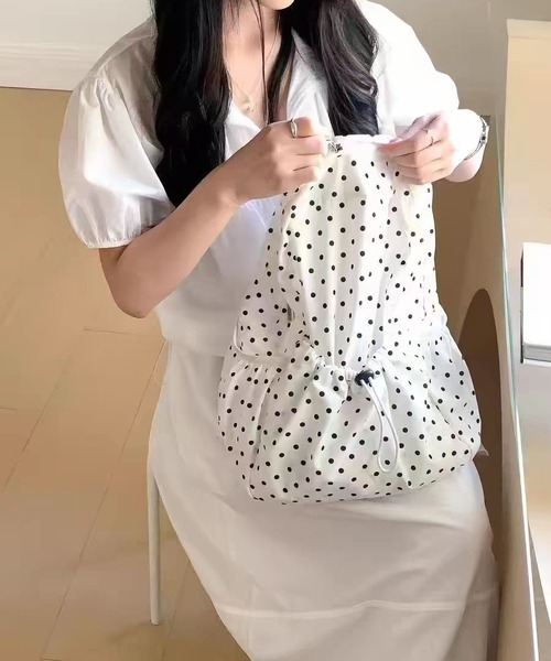 LA VORAGINE(ラ ヴォラジネ)の「ドット柄リュック 大容量 シンプルナチュラル レディース リュック A4収納可 カジュアルデイパック(バックパック/リュック・レディース・White/Black・FREE)」の10枚目の写真