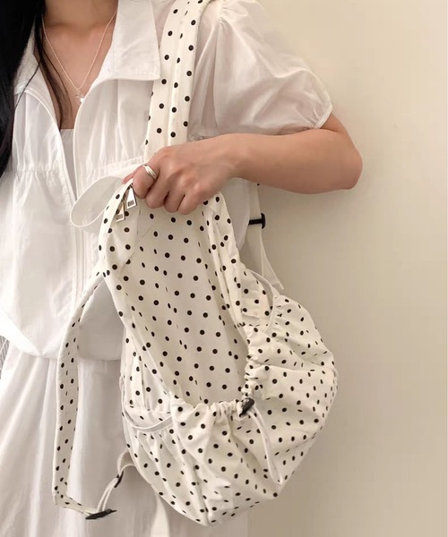 LA VORAGINE(ラ ヴォラジネ)の「ドット柄リュック 大容量 シンプルナチュラル レディース リュック A4収納可 カジュアルデイパック(バックパック/リュック・レディース・White/Black・FREE)」の11枚目の写真