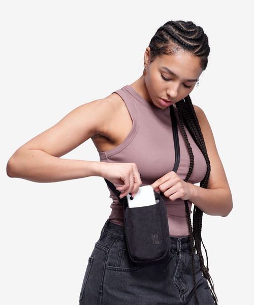 CHROME（クローム）の「［ CHROME / クローム ］LOGAN POUCH BK_BLACK / ローガン ポーチ ブラック 耐水 0.8L クロスボディバッグ スマホショルダー（ボディバッグ/ウエストポーチ・レディース・ブラック・FREE）」の3枚目の写真