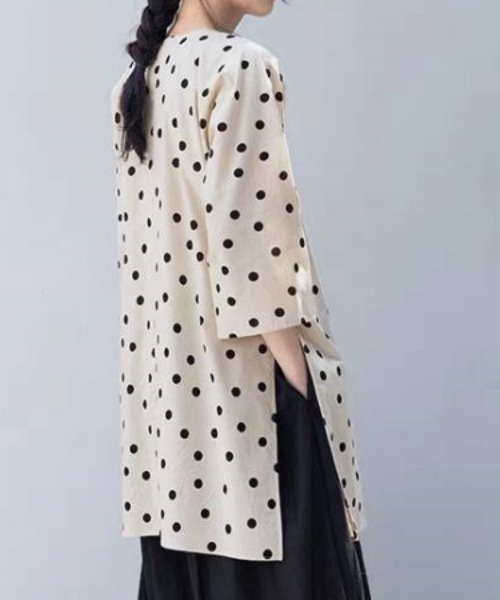 AMAJI（アマジ）の「ドット柄 リネンコットン ディープスリット ロングチュニック（チュニック・レディース・ホワイト・FREE）」の2枚目の写真