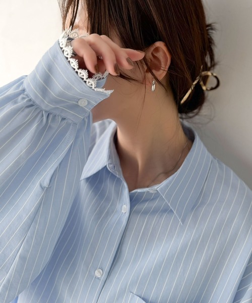 classicalelf(クラシカルエルフ)の「主役は、袖です◎繊細なディテールがポイント。肩ギャザー入り袖口レースストライプシャツ(オーバーサイズ)(シャツ/ブラウス・レディース・オフホワイト/ブルー/チャコール/ブラウン・SMALL/X-LARGE/LARGE/MEDIUM)」の4枚目の写真