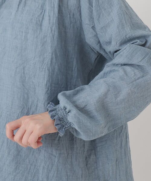 one'sterrace(ワンズテラス)の「リップル シャーリングブラウス(シャツ/ブラウス・レディース・ブルー系その他7/グレー系4/アイボリー系8・02)」の11枚目の写真