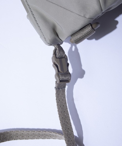 F/CE. (エフシーイー)の「F/CE. TEXTURED TWILL HORN MINI SHOULDER BAG / エフシーイー テクスチャード ツイル ホーン ミニショルダーバッグ(ショルダーバッグ・メンズ・ベージュ/ブラック/チャコール・FREE)」の5枚目の写真