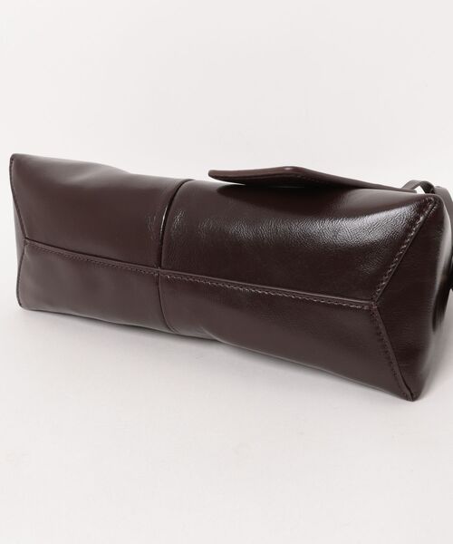 MARC JACOBS(マークジェイコブス)の「THE CRINKLE SMALL BELTED SACK BAG/クリンクル スモール ベルテッド サック バッグ(ショルダーバッグ・レディース・ダークブラウン・ONE SIZE)」の7枚目の写真