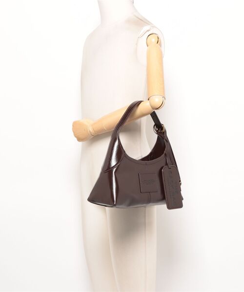 MARC JACOBS(マークジェイコブス)の「THE CRINKLE SMALL BELTED SACK BAG/クリンクル スモール ベルテッド サック バッグ(ショルダーバッグ・レディース・ダークブラウン・ONE SIZE)」の9枚目の写真