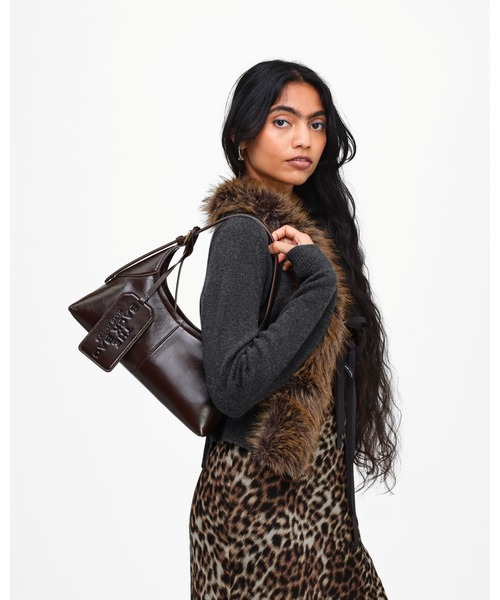MARC JACOBS(マークジェイコブス)の「THE CRINKLE SMALL BELTED SACK BAG/クリンクル スモール ベルテッド サック バッグ(ショルダーバッグ・レディース・ダークブラウン・ONE SIZE)」の2枚目の写真