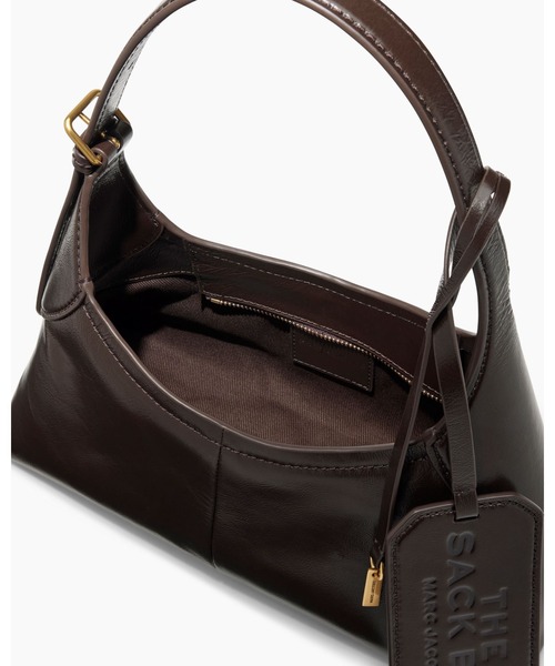 MARC JACOBS(マークジェイコブス)の「THE CRINKLE SMALL BELTED SACK BAG/クリンクル スモール ベルテッド サック バッグ(ショルダーバッグ・レディース・ダークブラウン・ONE SIZE)」の4枚目の写真