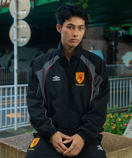 UMBRO(アンブロ)の「【ムラサキスポーツ限定】UMBRO/アンブロ トラックジャケット ユニセックス セットアップ対応 MD3726FWMSJK02(ナイロンジャケット・メンズ・ネイビー/ブラック・M/XL/L/S)」の21枚目の写真