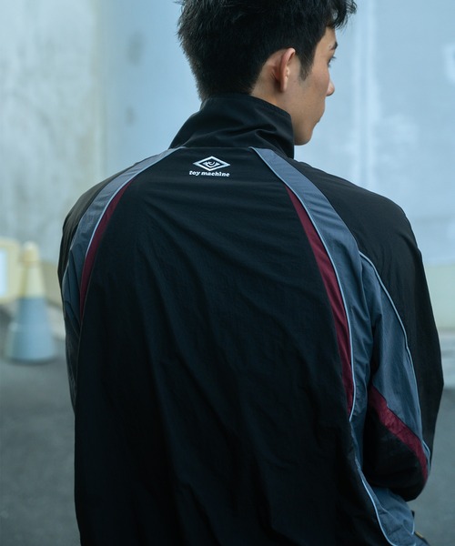 UMBRO(アンブロ)の「【ムラサキスポーツ限定】UMBRO/アンブロ トラックジャケット ユニセックス セットアップ対応 MD3726FWMSJK02(ナイロンジャケット・メンズ・ネイビー/ブラック・M/XL/L/S)」の22枚目の写真