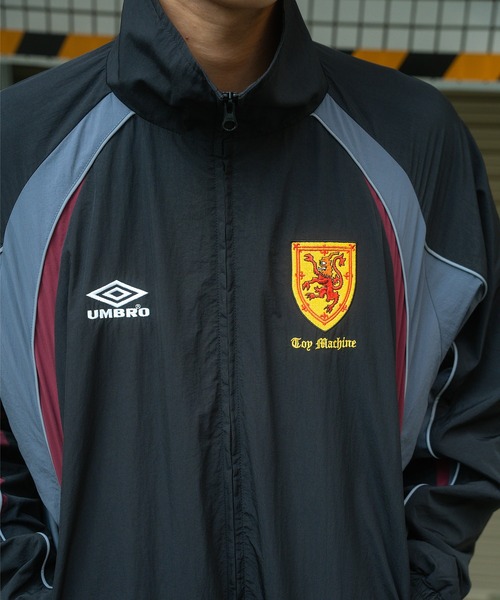 UMBRO(アンブロ)の「【ムラサキスポーツ限定】UMBRO/アンブロ トラックジャケット ユニセックス セットアップ対応 MD3726FWMSJK02(ナイロンジャケット・メンズ・ネイビー/ブラック・M/XL/L/S)」の9枚目の写真