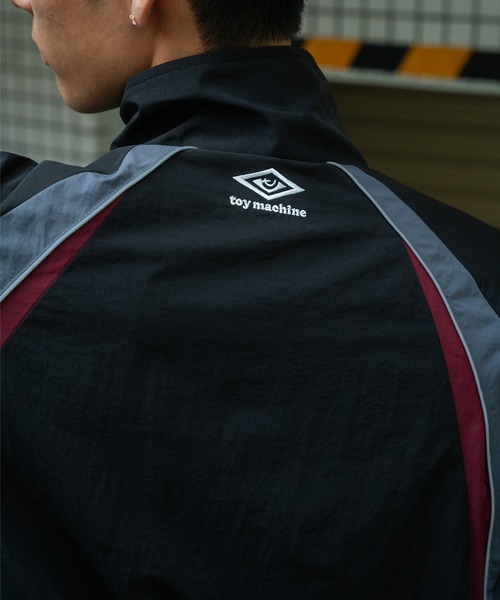 UMBRO(アンブロ)の「【ムラサキスポーツ限定】UMBRO/アンブロ トラックジャケット ユニセックス セットアップ対応 MD3726FWMSJK02(ナイロンジャケット・メンズ・ネイビー/ブラック・M/XL/L/S)」の10枚目の写真