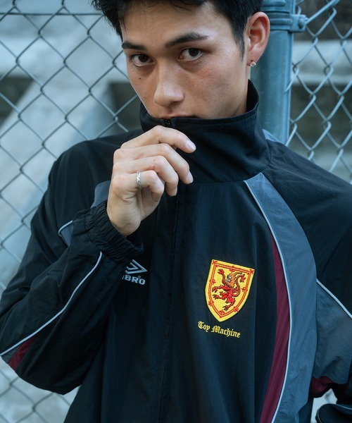 UMBRO(アンブロ)の「【ムラサキスポーツ限定】UMBRO/アンブロ トラックジャケット ユニセックス セットアップ対応 MD3726FWMSJK02(ナイロンジャケット・メンズ・ネイビー/ブラック・M/XL/L/S)」の15枚目の写真