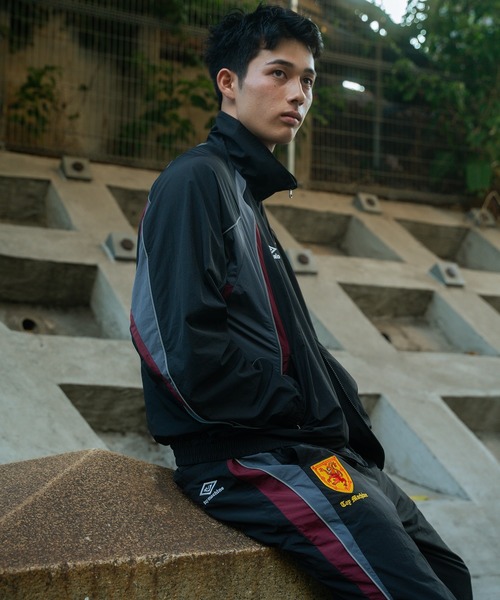 UMBRO(アンブロ)の「【ムラサキスポーツ限定】UMBRO/アンブロ トラックジャケット ユニセックス セットアップ対応 MD3726FWMSJK02(ナイロンジャケット・メンズ・ネイビー/ブラック・M/XL/L/S)」の18枚目の写真