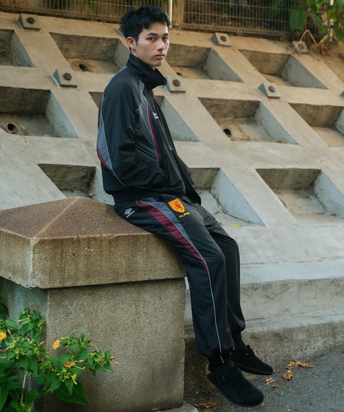 UMBRO(アンブロ)の「【ムラサキスポーツ限定】UMBRO/アンブロ トラックジャケット ユニセックス セットアップ対応 MD3726FWMSJK02(ナイロンジャケット・メンズ・ネイビー/ブラック・M/XL/L/S)」の19枚目の写真