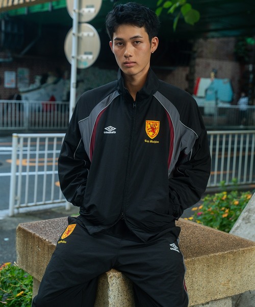 UMBRO(アンブロ)の「【ムラサキスポーツ限定】UMBRO/アンブロ トラックジャケット ユニセックス セットアップ対応 MD3726FWMSJK02(ナイロンジャケット・メンズ・ネイビー/ブラック・M/XL/L/S)」の20枚目の写真