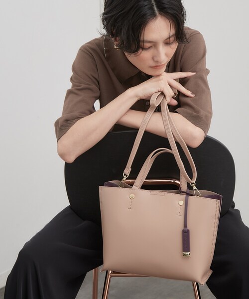 OPAQUE.CLIP(オペークドットクリップ)の「【2WAY/3層仕様/通勤対応】名品バイカラーミドルトートバッグ(トートバッグ・レディース・レンガ/ベージュ系7/ダークブラウン系4/ブラウン系その他5/ブラック系4/ベージュ系その他7・00)」の5枚目の写真