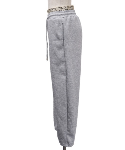 CLOTHY（クロシィ）の「【ちらっとロゴが効く、今っぽスウェットパンツ】ウエストロゴ バレルパンツ（スウェットパンツ・レディース・ブラック/グレー・MEDIUM/LARGE）」の6枚目の写真