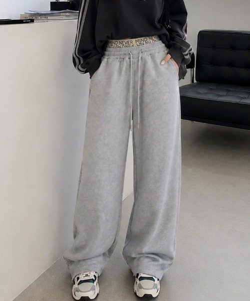CLOTHY（クロシィ）の「【ちらっとロゴが効く、今っぽスウェットパンツ】ウエストロゴ バレルパンツ（スウェットパンツ・レディース・ブラック/グレー・MEDIUM/LARGE）」の12枚目の写真