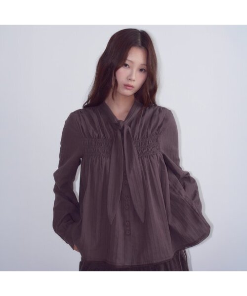OAFISH(オアフィッシュ)の「シャーリングタイブラウス ブラウン(シャツ/ブラウス・レディース・その他・FREE)」の1枚目の写真