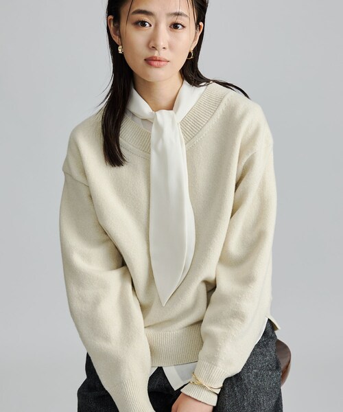 INDIVI(インディヴィ)の「【カシミヤ混/顔まわりスッキリ】Vネックプルオーバーニット(ニット/セーター・レディース・グリーン系/オフホワイト/パープル/ブラック/グレー系4/ブラウン系その他5・38/13/15 /05)」の2枚目の写真