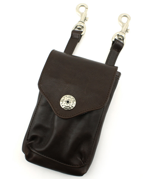 International Gallery BEAMS（インターナショナルギャラリービームス）の「International Gallery BEAMS / コンチョ　レザーポーチ（ボディバッグ/ウエストポーチ・メンズ・ブラック/ブラウン・ONE SIZE）」の2枚目の写真