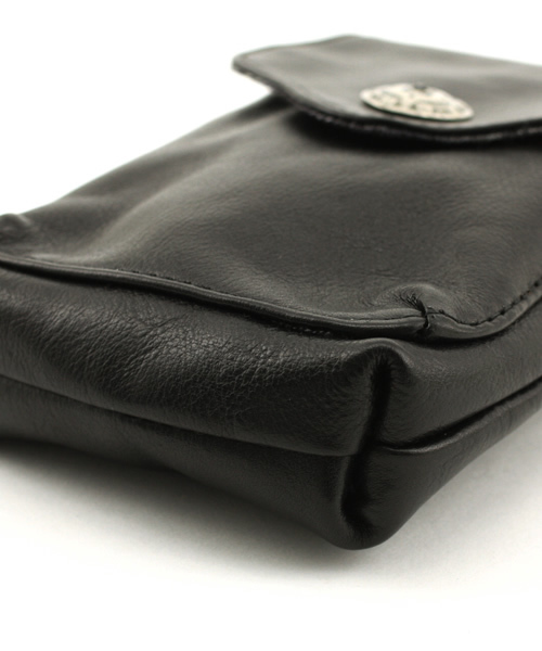 International Gallery BEAMS（インターナショナルギャラリービームス）の「International Gallery BEAMS / コンチョ　レザーポーチ（ボディバッグ/ウエストポーチ・メンズ・ブラック/ブラウン・ONE SIZE）」の4枚目の写真