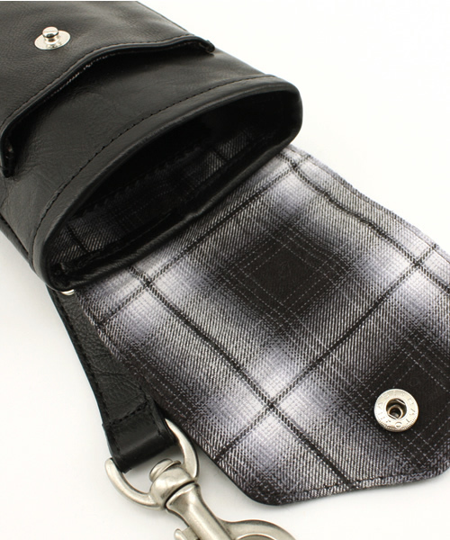 International Gallery BEAMS（インターナショナルギャラリービームス）の「International Gallery BEAMS / コンチョ　レザーポーチ（ボディバッグ/ウエストポーチ・メンズ・ブラック/ブラウン・ONE SIZE）」の5枚目の写真