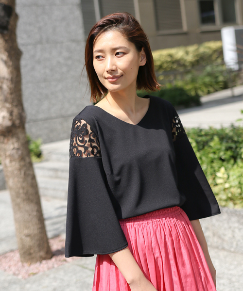 laboratory work（ラボラトリーワーク）の「パネルレースフレアスリーブVネックプルオーバー（Tシャツ/カットソー・レディース・オフホワイト/ブラック/イエロー系その他・MEDIUM）」の3枚目の写真