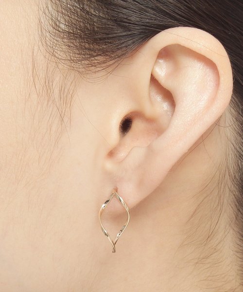 COCOSHNIK(ココシュニック)の「ポリッシュS字 スタッドピアス(ピアス(両耳用)・レディース・イエローゴールド・00)」の4枚目の写真