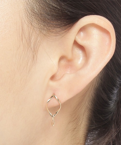 COCOSHNIK(ココシュニック)の「ポリッシュS字 スタッドピアス(ピアス(両耳用)・レディース・イエローゴールド・00)」の5枚目の写真