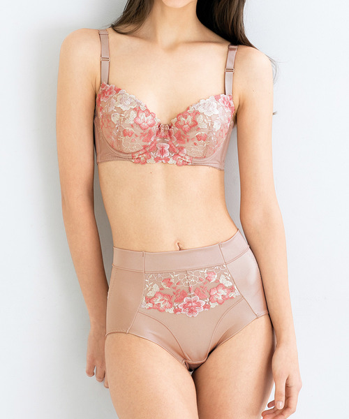 flufeel（フラフィール）の「バスト＆ヒップをグイッとアップ！ボディーライン格上げ　プルアップブラ＆ショーツ（ブラ&ショーツ・レディース・ベージュ/ライトブラウン/ピンク系その他・16）」の3枚目の写真