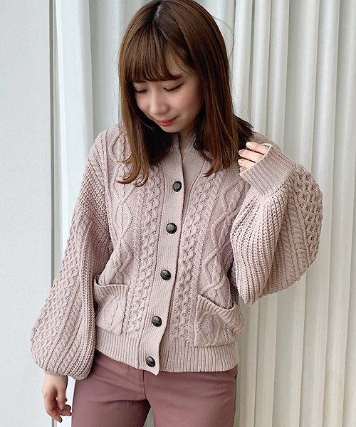apres jour（アプレジュール）の「ケーブルクルーカーディガン【ZOZOTOWN限定アイテム】（カーディガン/ボレロ・レディース・ブルー/モカ/ラベンダー/スモークピンク/ライトベージュ・フリー）」の4枚目の写真
