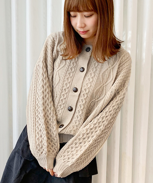 apres jour（アプレジュール）の「ケーブルクルーカーディガン【ZOZOTOWN限定アイテム】（カーディガン/ボレロ・レディース・ブルー/モカ/ラベンダー/スモークピンク/ライトベージュ・フリー）」の2枚目の写真