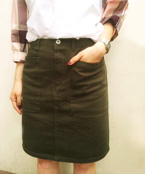 Kastane(カスタネ)の「【Kastane】BIGポケットサイズバリエスカート(スカート・レディース・ベージュ/ダークカーキ/ブラック/インディゴブルー・X-SMALL/MEDIUM/LARGE/SMALL)」の4枚目の写真