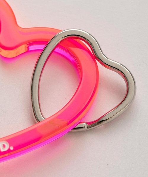 MILKFED.（ミルクフェド）の「NEO NEON HEART CARABINER（キーホルダー・レディース・オレンジ/ピンク/イエロー・ONE SIZE）」の4枚目の写真