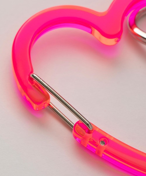 MILKFED.（ミルクフェド）の「NEO NEON HEART CARABINER（キーホルダー・レディース・オレンジ/ピンク/イエロー・ONE SIZE）」の6枚目の写真